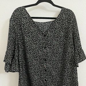 Flower shirt with buttons and oversized sleeves